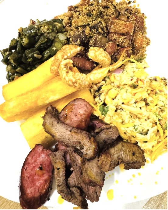 Plato brasileño con picanha, mandioca frita, chuleta y ensaladas