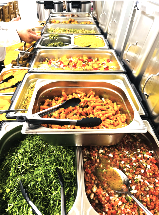 Buffet brasileño con ensaladas, guarniciones y salsas caseras